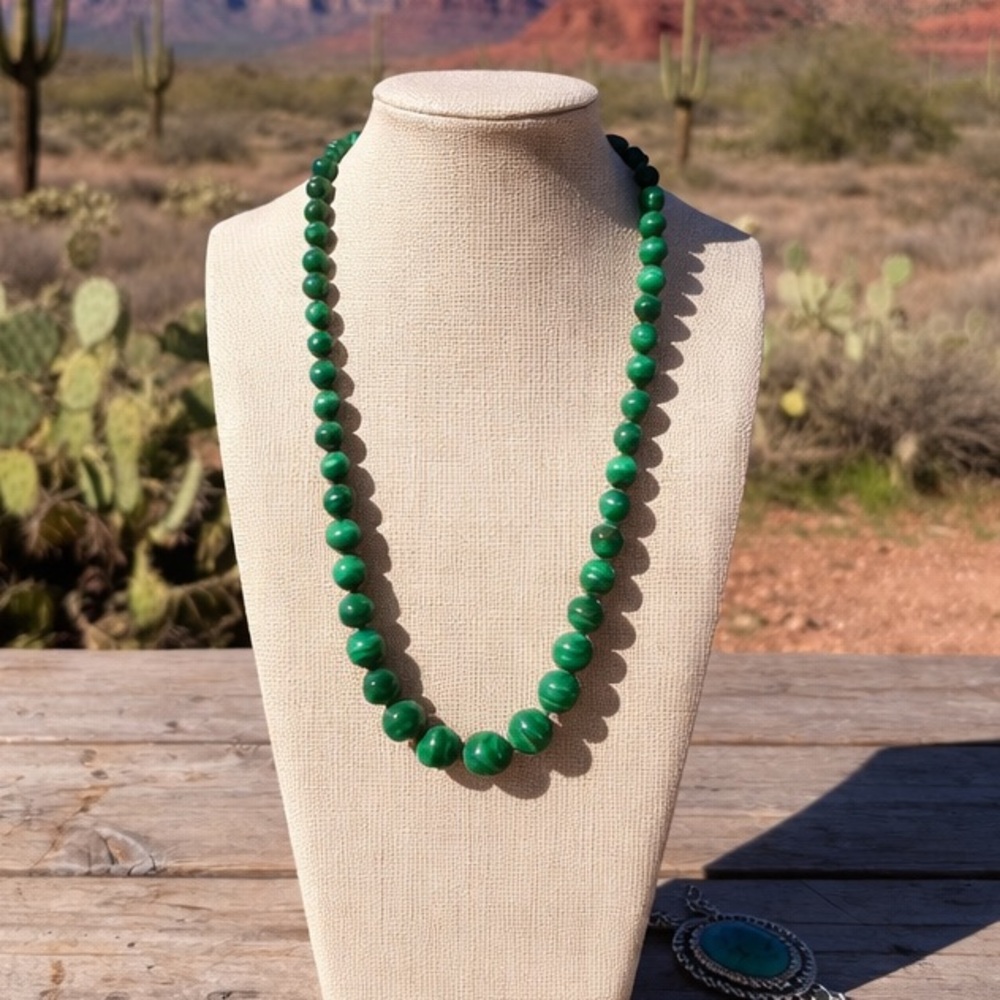 Malachite Graduated Bead Necklace – Elegant Natural Stone Statement